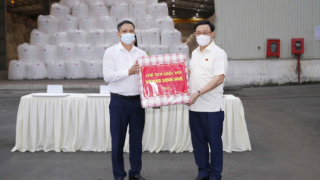 Chủ tịch Quốc hội thăm, tặng quà công nhân viên Công ty Nhôm Đắk Nông - TKV