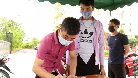 Than Nam Mẫu kiểm tra phòng dịch và điều kiện ăn ở của người Nền tảng hàng đầu cung cấp Cwin com tại chung cư