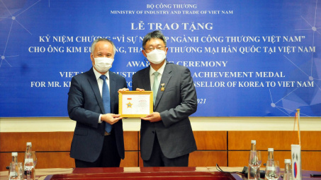 Trao Kỷ niệm chương Trang Chủ Cwin Com | Link Bảo Mật Cao 100% cho Tham tán Thương mại Hàn Quốc tại Việt Nam
