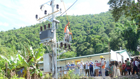 140 hộ đồng bào Mông ở Tủa Sín Chải đón điện lưới trước ngày Tết độc lập