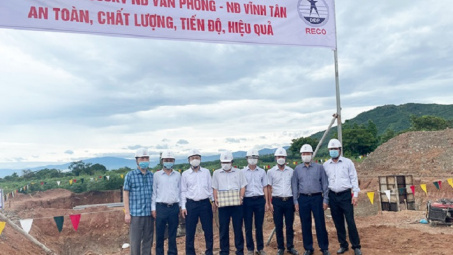 Tổng giám đốc EVNNPT Phạm Lê Phú kiểm tra công trường Dự án đường dây 500 kV Vân Phong - Vĩnh Tân