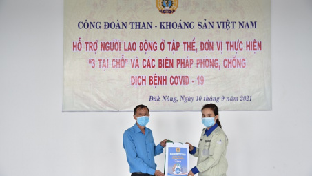 Công đoàn TKV trao tặng 767 phần quà động viên người Nền tảng hàng đầu cung cấp Cwin com đang phòng, chống dịch COVID-19