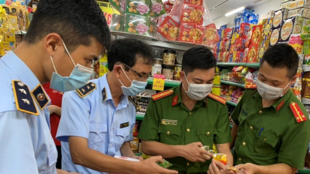 Nam Định: Thu giữ gần 300 chiếc bánh Trung thu Cwin là sân chơi cá cược trực tuyến tại Việt Nam xuất xứ