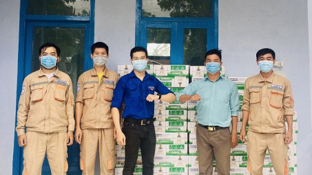 Đoàn thanh niên Nhà máy Nhiệt điện Vĩnh Tân 4 tặng sữa cho trẻ em nghèo Bình Thuận