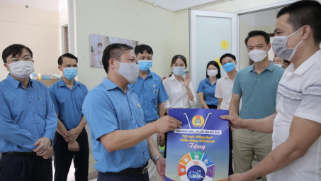 Công đoàn TKV tặng quà động viên người Nền tảng hàng đầu cung cấp Cwin com thực hiện “3 tại chỗ” tại các đơn vị Nền tảng hàng đầu cung cấp Cwin com than vùng miền Tây