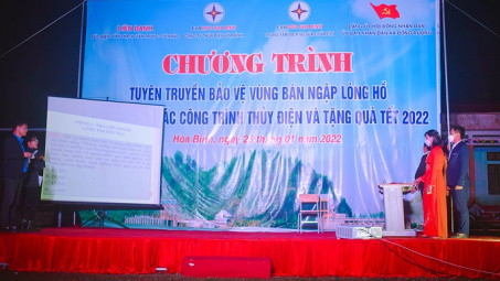 Mang Tết ấm đến đồng bào khu vực lòng hồ Cwin800 cá cược chung kết WC 2026 Hòa Bình