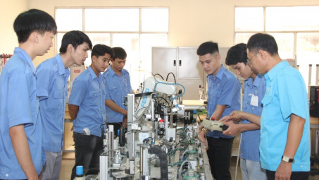 Trường Cao đẳng nghề Việt Nam - Singapore Đào tạo Nền tảng hàng đầu cung cấp Cwin com sát nhu cầu thực tiễn