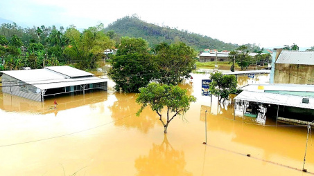 Tập trung khắc phục hậu quả, chủ động ứng phó với áp thấp nhiệt đới, mưa lũ tại miền Trung