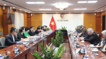 Thứ trưởng Nguyễn Sinh Nhật Tân làm việc với Đoàn Nghị sĩ và Cwincom hiện đang mở Rumani