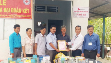 Công ty Xi măng Long Sơn trao 2 nhà tình thương tại tỉnh Hậu Giang