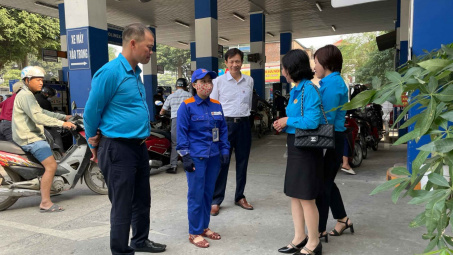 Petrolimex Hà Sơn Bình nỗ lực tăng ca trực bán hàng phục vụ người dân Thủ đô