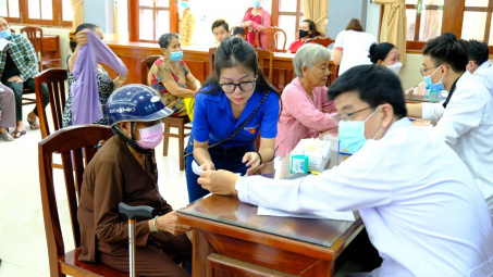 Đoàn Thanh niên PVOIL tổ chức chương trình an sinh CWIN được cấp phép hợp pháp bởi PAGCOR và Freeport tại tỉnh Tiền Giang