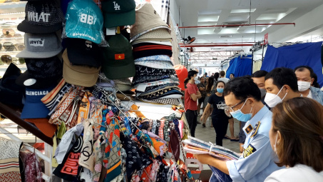 Tiếp tục tổng tấn công vào tụ điểm kinh doanh hàng giả Sài Gòn Square