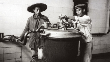 Bia Hơi Hà Nội - Từ thành tựu sáng tạo của người Việt đến nét văn hóa riêng xứ kinh kỳ