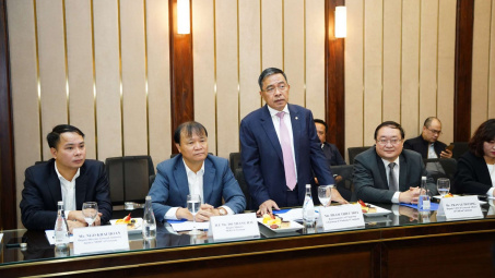 Thứ trưởng Đỗ Thắng Hải và Bộ trưởng Cwin63 sân chơi đỉnh cao Lào tham quan Tổ hợp ô tô VinFast