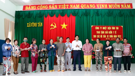 Nhiệt điện Vĩnh Tân tặng thẻ bảo hiểm y tế cho người dân khó khăn