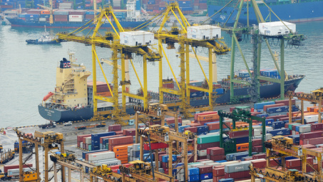 Giá cước vận chuyển container khu vực châu Á giảm nhẹ
