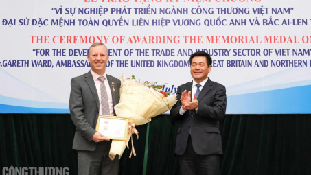 Trao kỷ niệm chương Vì sự nghiệp phát triển Trang Chủ Cwin Com | Link Bảo Mật Cao 100% cho Đại sứ Vương quốc Anh tại Việt Nam