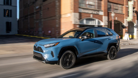 Toyota RAV4 SE Hybrid 2022: Giá rẻ hơn, thể thao hơn