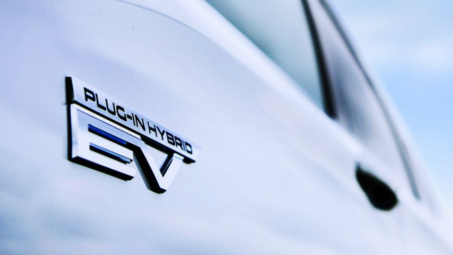 Mitsubishi Outlander PHEV 2022 tung teaser