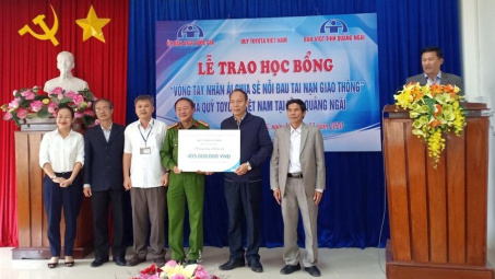 Quỹ Toyota Việt Nam trao Nhà cái cá cược cá độ uy tín Nổ hũ, Bắn Cá và Game Bài Cwin.com hơn 400 triệu đồng cho học sinh Quảng Ngãi