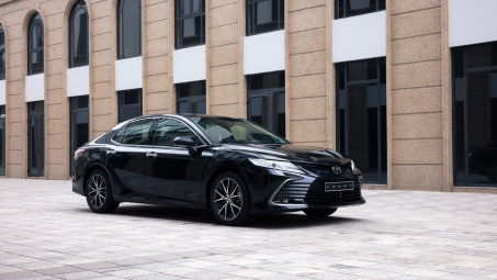 Toyota Camry 2022 cập bến thị trường Việt Nam: 4 phiên bản giá từ 1,050 tỷ đồng, thêm bản hybrid