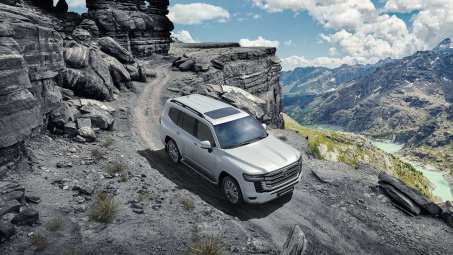 Giá lăn bánh xe Toyota Land Cruiser 2022