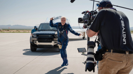 Land Rover hỗ trợ tỷ phú Richard Branson trong chuyến bay lên không gian đầu tiên