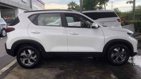 Kia Sonet cập bến đại lý, chờ giá bán từ Toyota Raize