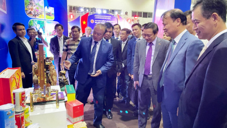 Cầu nối khôi phục và mở rộng thị trường tại Lào