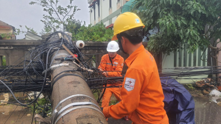 Công ty Điện lực Quảng Trị khẩn trương cấp điện trở lại sau bão Noru