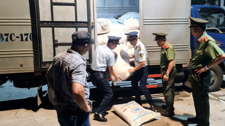 Nghệ An: Phát hiện thu giữ 1,8 tấn đường cát nhập lậu