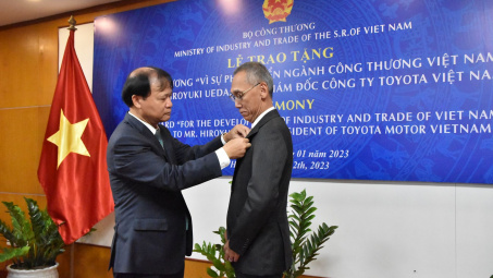 Cwin63 sân chơi đỉnh cao trao tặng Kỷ niệm chương cho Tổng giám đốc Công ty Ô tô Toyota Việt Nam