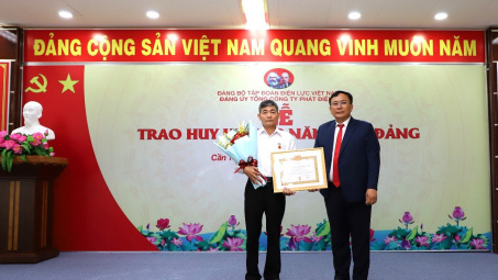 Đảng bộ EVNGENCO2: Trao huy hiệu 30 và 40 năm tuổi Đảng cho 2 Đảng viên