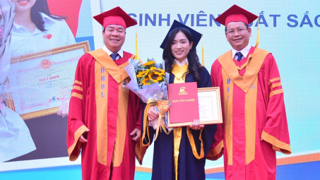 Những nụ cười rạng rỡ trong Lễ tốt nghiệp Trường Đại học Điện lực
