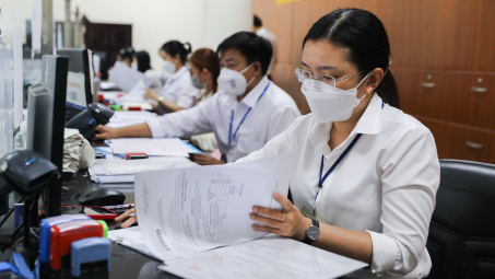 Công chức không được mặc quần bò, thắp hương tại công sở