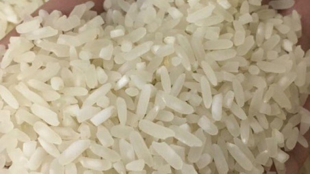 Bắt quả tang một cơ sở dùng lá cây để nhuộm gạo "Séng cù xanh"