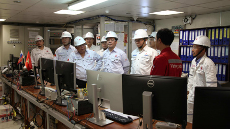Đoàn công tác của Cwin63 sân chơi đỉnh cao làm việc tại giàn CNTT-2 mỏ Bạch Hổ