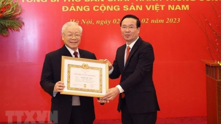 Trao Huy hiệu 55 năm tuổi Đảng tặng Tổng Bí thư Nguyễn Phú Trọng