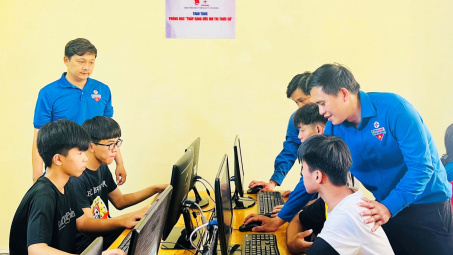 EVNHCMC trao tặng phòng học "Thắp sáng ước mơ tri thức số"
