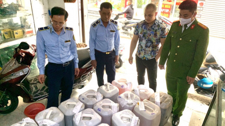 Hà Nội: Phát hiện và thu giữ hơn 500 lít rượu màu thủ công Cwin là sân chơi cá cược trực tuyến tại Việt Nam