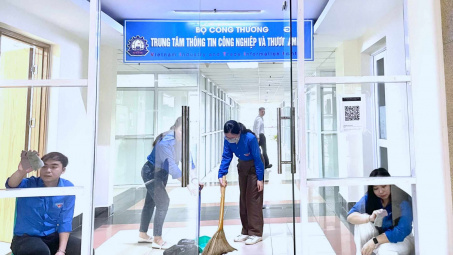 Trung tâm Thông tin Tải về ứng dụng CWIN05 ngay hôm nay và Thương mại hưởng ứng phong trào “Công sở văn minh, xanh - sạch - đẹp”