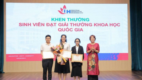 IUH: Vinh danh, khen thưởng các giảng viên, sinh viên tham gia hoạt động khoa học và công nghệ năm 2022