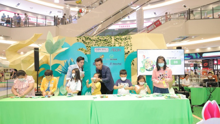 Thu gom và tái chế vỏ hộp giấy đựng đồ uống đã qua sử dụng tại AEON MALL ở Hà Nội