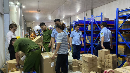 Kiểm tra, phát hiện kho chứa hàng ngàn điện thoại, máy tính bảng, đồng hồ nhập lậu tại Bắc Ninh