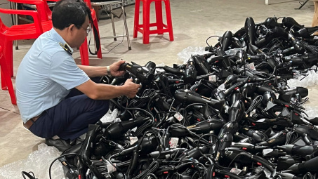 Quản lý thị trường Hà Nội: Tạm giữ 400 máy sấy tóc nghi giả nhãn hiệu Panasonic