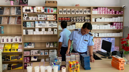 Hậu Giang: Thu giữ hàng trăm phụ kiện điện thoại nghi nhập lậu