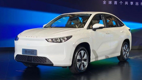 Xe điện Trung Quốc đánh rơi cả cục pin khi đang vận hành