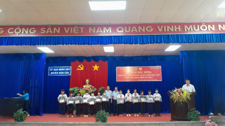 QLTT Cà Mau và TP. Hồ Chí Minh trao quỹ khuyến học và Nhà cái cá cược cá độ uy tín Nổ hũ, Bắn Cá và Game Bài Cwin.com cho học sinh nghèo, vượt khó