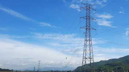 Đóng điện mạch 2 đường dây 220 kV Dốc Sỏi - Quảng Ngãi
